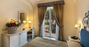 Hotel di Charme Nettuno - mese di Aprile - Ingresso Hotel Nettuno-Forio d'Ischia